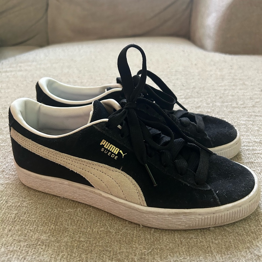 Women’s Size 7 Black and White Suede Pumas